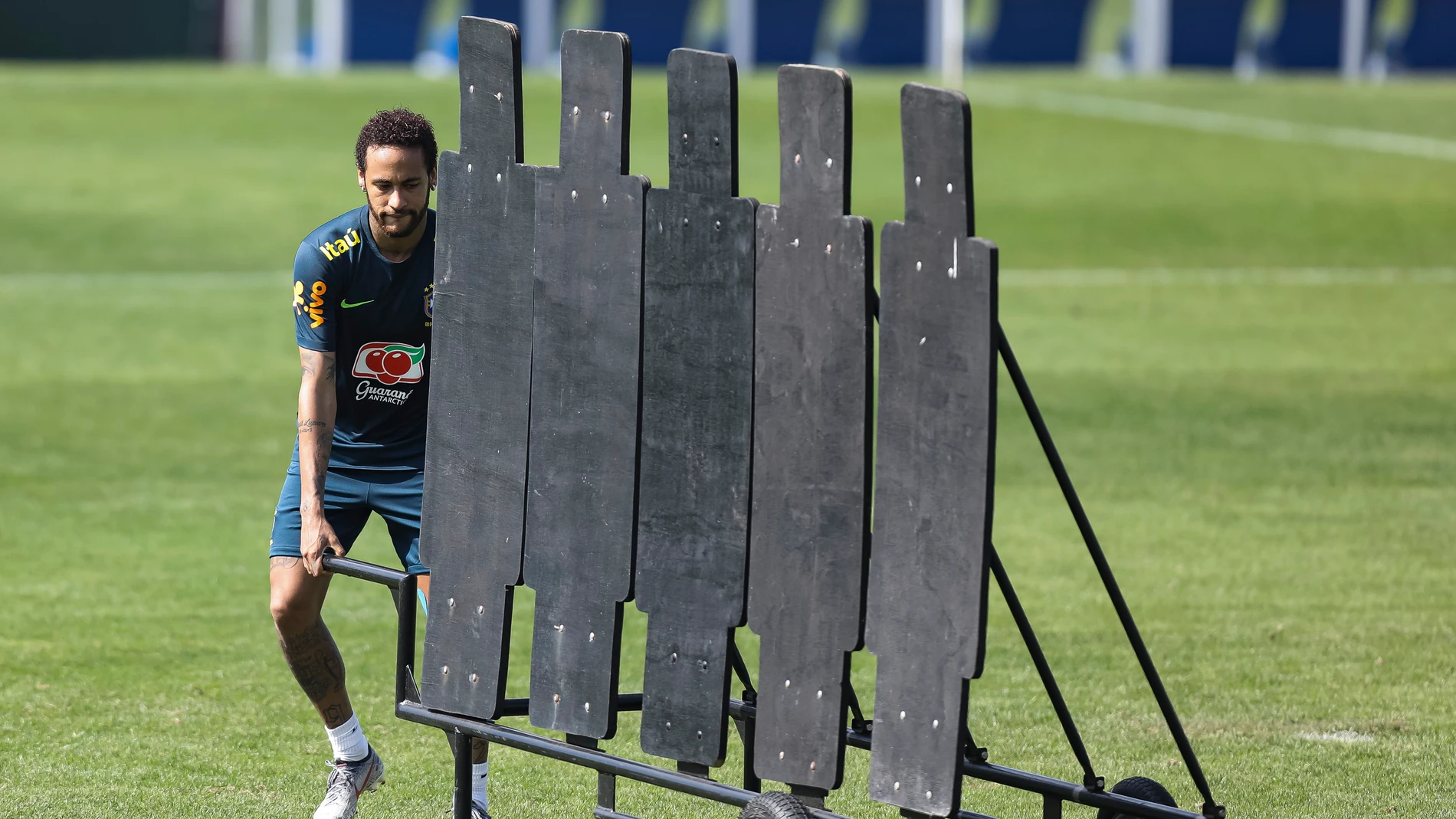 Neymar, durante un entrenamiento con Brasil Neymar, durante un entrenamiento con Brasil