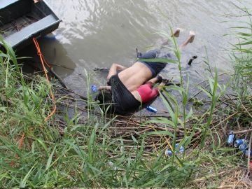 Fotografía a los cuerpos sin vida de un presunto migrante y su bebé a una orilla del Río Bravo Fotografía a los cuerpos sin vida de un presunto migrante y su bebé a una orilla del Río Bravo
