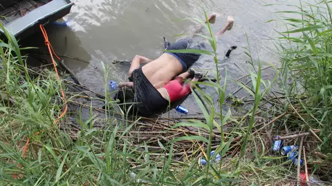 Fotografía a los cuerpos sin vida de un presunto migrante y su bebé a una orilla del Río Bravo Fotografía a los cuerpos sin vida de un presunto migrante y su bebé a una orilla del Río Bravo