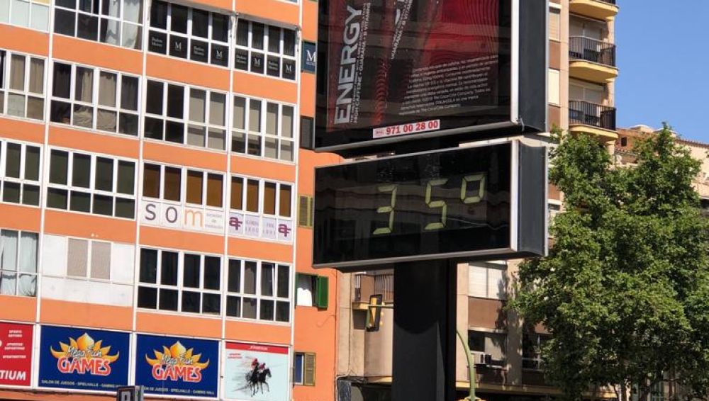 Un termómetro del centro de Palma marca los 35 grados que se han alcanzado en la capital balear. 
