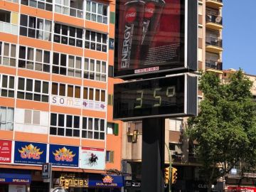 Un termómetro del centro de Palma marca los 35 grados que se han alcanzado en la capital balear. 
