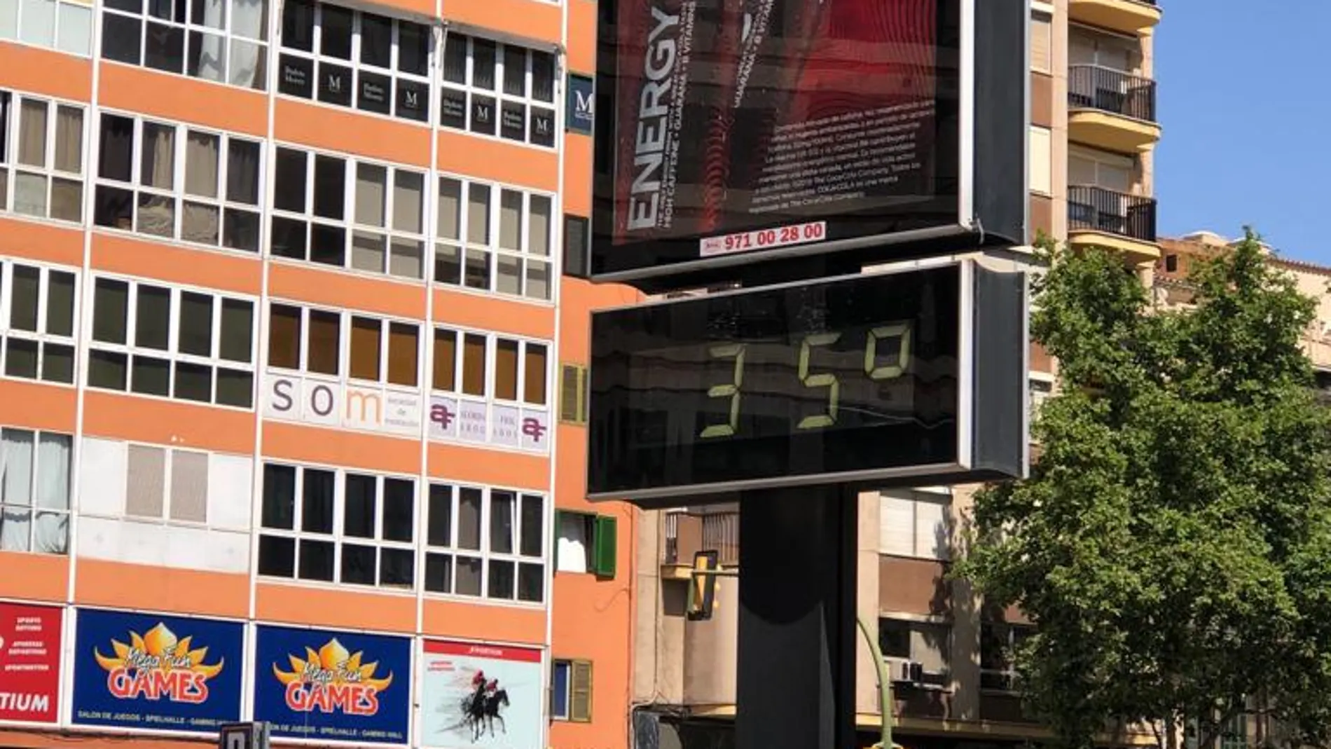 Un termómetro del centro de Palma marca los 35 grados que se han alcanzado en la capital balear. Un termómetro del centro de Palma marca los 35 grados que se han alcanzado en la capital balear.