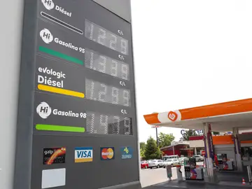 Panel informativo de precios de los combustibles en una gasolinera de Madrid Panel informativo de precios de los combustibles en una gasolinera de Madrid