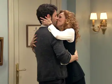 El apasionado reencuentro de Ana y Carlos El apasionado reencuentro de Ana y Carlos