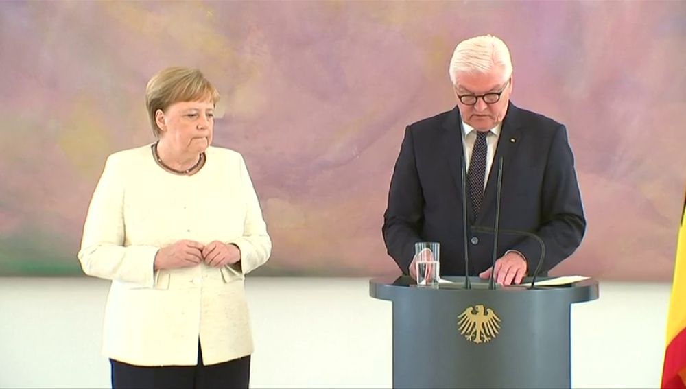 Merkel vuelve a sufrir temblores en manos y piernas en un acto celebrado en Berlín