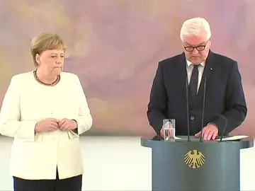 Merkel vuelve a sufrir temblores en manos y piernas en un acto celebrado en Berlín Merkel vuelve a sufrir temblores en manos y piernas en un acto celebrado en Berlín