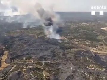 Imágenes aéreas del incendio en Torre del Espanyol : así se ve el fuego desde el aire Imágenes aéreas del incendio en Torre del Espanyol : así se ve el fuego desde el aire
