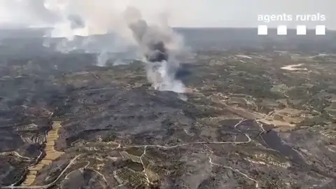 Imágenes aéreas del incendio en Torre del Espanyol : así se ve el fuego desde el aire Imágenes aéreas del incendio en Torre del Espanyol : así se ve el fuego desde el aire