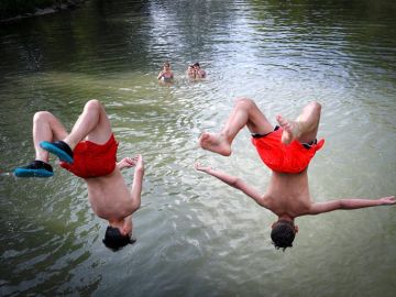 Jóvenes en el río Arga, a su paso por Pamplona. Jóvenes en el río Arga, a su paso por Pamplona.