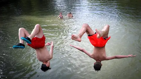 Jóvenes en el río Arga, a su paso por Pamplona. Jóvenes en el río Arga, a su paso por Pamplona.