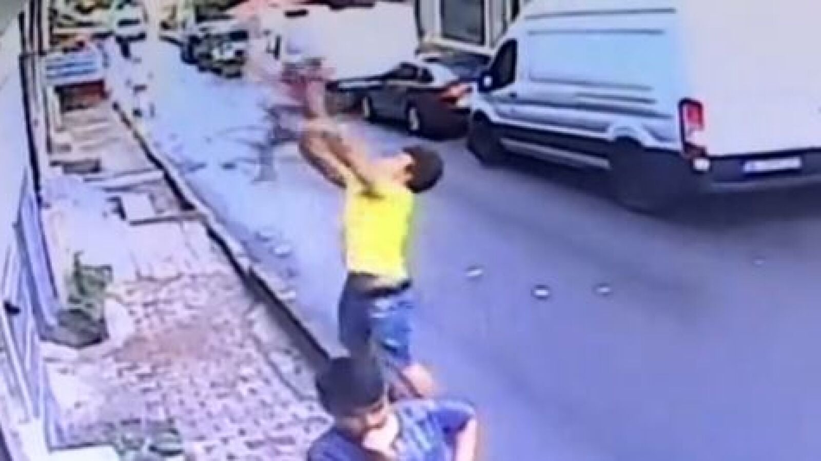 Espectacular rescate de una niña de dos años que cayó desde un segundo piso en Estambul