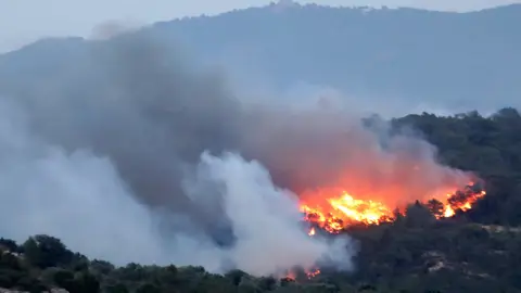 Vista del incendio que se ha declarado en la comarca tarraconense de Ribera d'Ebre Vista del incendio que se ha declarado en la comarca tarraconense de Ribera d'Ebre