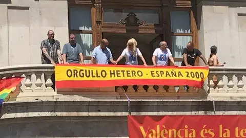 La pancarta desplegada en el balcón del Ayuntamiento de Valencia por España 2000 La pancarta desplegada en el balcón del Ayuntamiento de Valencia por España 2000