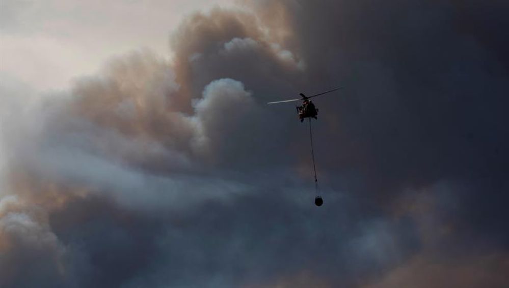 Un helicóptero en el incendio de Tarragona