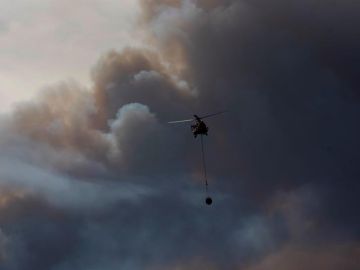 Un helicóptero en el incendio de Tarragona