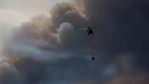 Un helicóptero en el incendio de Tarragona Un helicóptero en el incendio de Tarragona