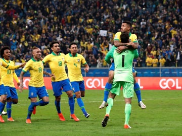 La selección brasileña festeja con Alisson