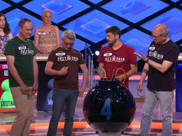 Dos etapas de 'Los Lobos' en '¡Boom!' quedan plasmadas en una camiseta diseñada por Valentín Dos etapas de 'Los Lobos' en '¡Boom!' quedan plasmadas en una camiseta diseñada por Valentín