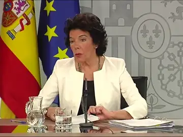 Celaá al conseller Buch: "No se hace política con un incendio" Celaá al conseller Buch: "No se hace política con un incendio"