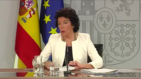 Celaá al conseller Buch: "No se hace política con un incendio" Celaá al conseller Buch: "No se hace política con un incendio"