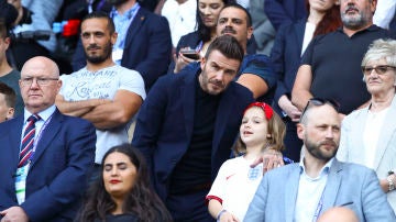 David Beckham y Harper Seven durante el partido