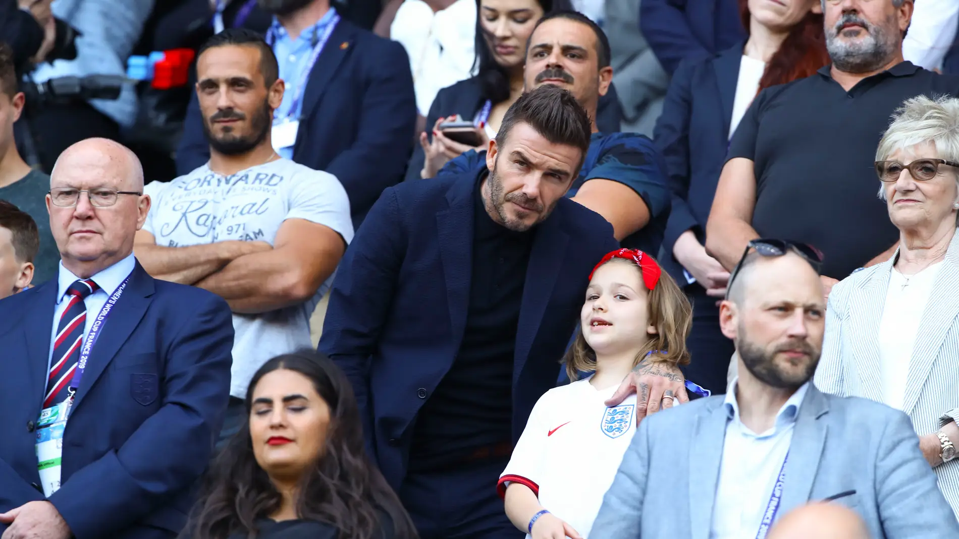 David Beckham y Harper Seven durante el partido 