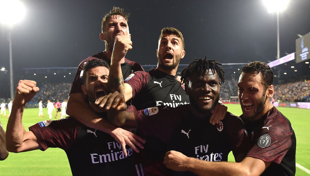 Los jugadores del MIlan celebrando un gol en el campo del SPAL