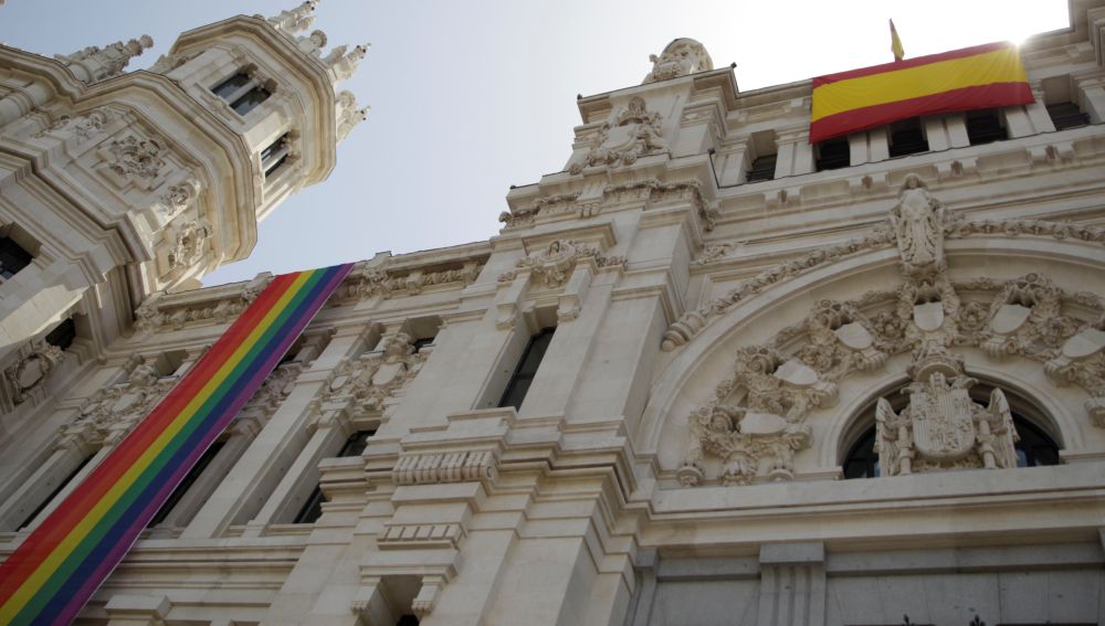 Bandera LGTBI en el Ayuntamiento de Madrid