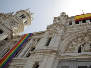 Bandera LGTBI en el Ayuntamiento de Madrid Bandera LGTBI en el Ayuntamiento de Madrid