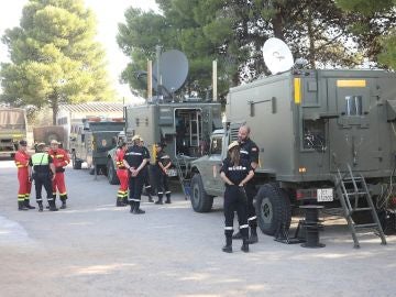 Efectivos de la UME trabajan en el incendio de Tarragona