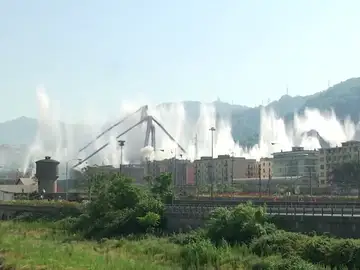 Así ha sido la demolición del puente del Génova Así ha sido la demolición del puente del Génova