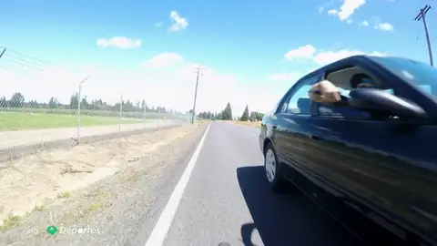 El copiloto de un coche en marcha ataca con un cuchillo al ciclista Hank Bosak El copiloto de un coche en marcha ataca con un cuchillo al ciclista Hank Bosak