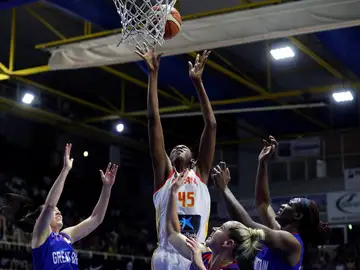 Ndour anota ante la defensa de Gran Bretaña Ndour anota ante la defensa de Gran Bretaña