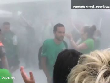 Hay quien nunca aprende: la afición del Atlético el Paso reciben a los jugadores del Teror con polvos de talco