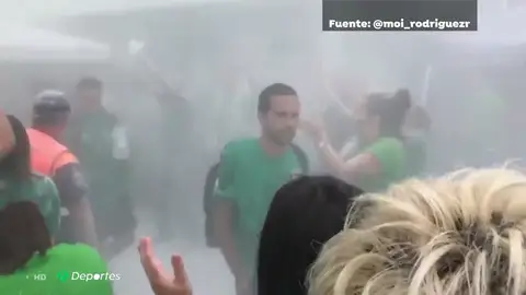 Hay quien nunca aprende: la afición del Atlético el Paso reciben a los jugadores del Teror con polvos de talco Hay quien nunca aprende: la afición del Atlético el Paso reciben a los jugadores del Teror con polvos de talco