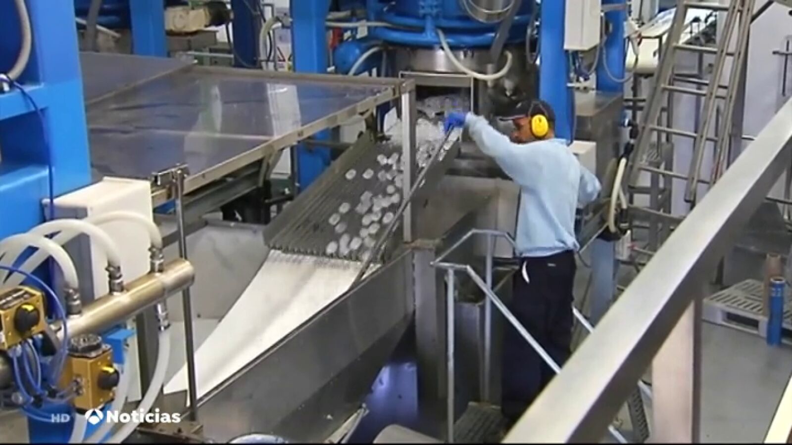 Así es la mayor fábrica de hielo de Europa, que se encuentra en un pueblo de Ávila de 3.500 habitantes