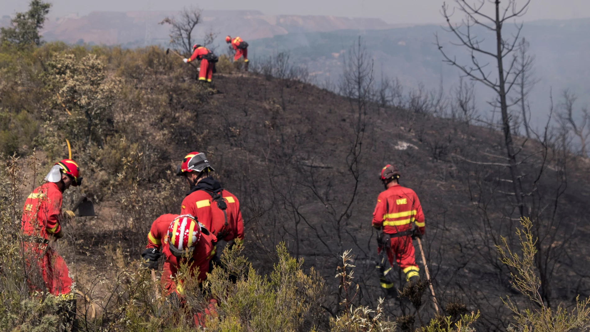 Miembros de la UME extinguiendo un incendio Miembros de la UME extinguiendo un incendio
