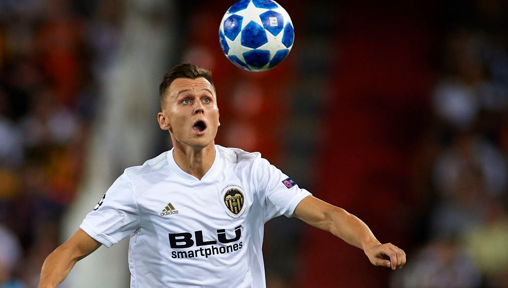 Cherysev persigue un balón