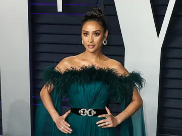 Shay Mitchell anuncia que está embarazada Shay Mitchell anuncia que está embarazada
