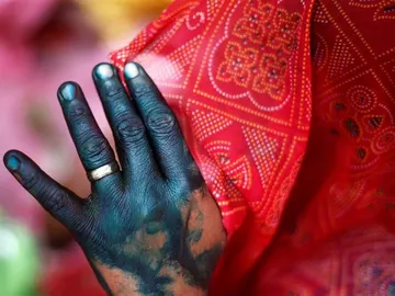 Imagen de archivo de una mujer que se cubre el rostro en India Imagen de archivo de una mujer que se cubre el rostro en India