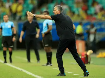 Queiroz da instrucciones desde la banda Queiroz da instrucciones desde la banda