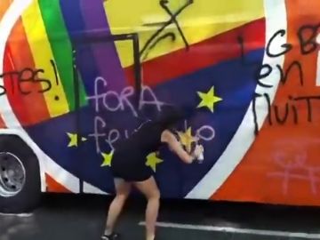 Paran y pintan un autobús de Ciudadanos que iba a participar en el Orgullo de Barcelona