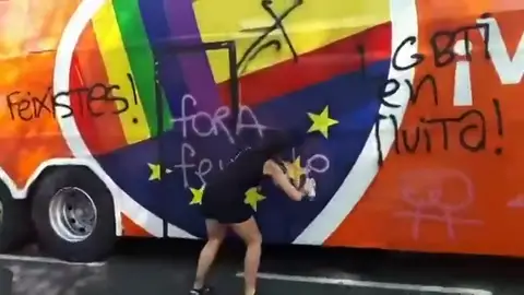 Paran y pintan un autobús de Ciudadanos que iba a participar en el Orgullo de Barcelona Paran y pintan un autobús de Ciudadanos que iba a participar en el Orgullo de Barcelona