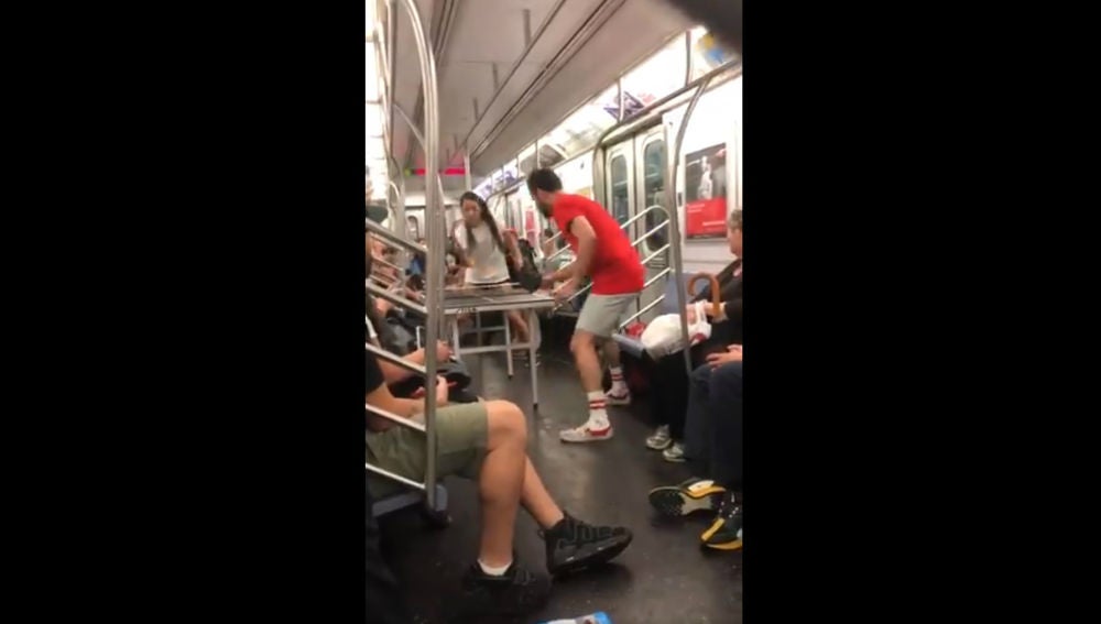Una pareja jugando al ping pong en el metro