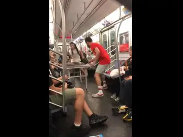 Una pareja jugando al ping pong en el metro Una pareja jugando al ping pong en el metro