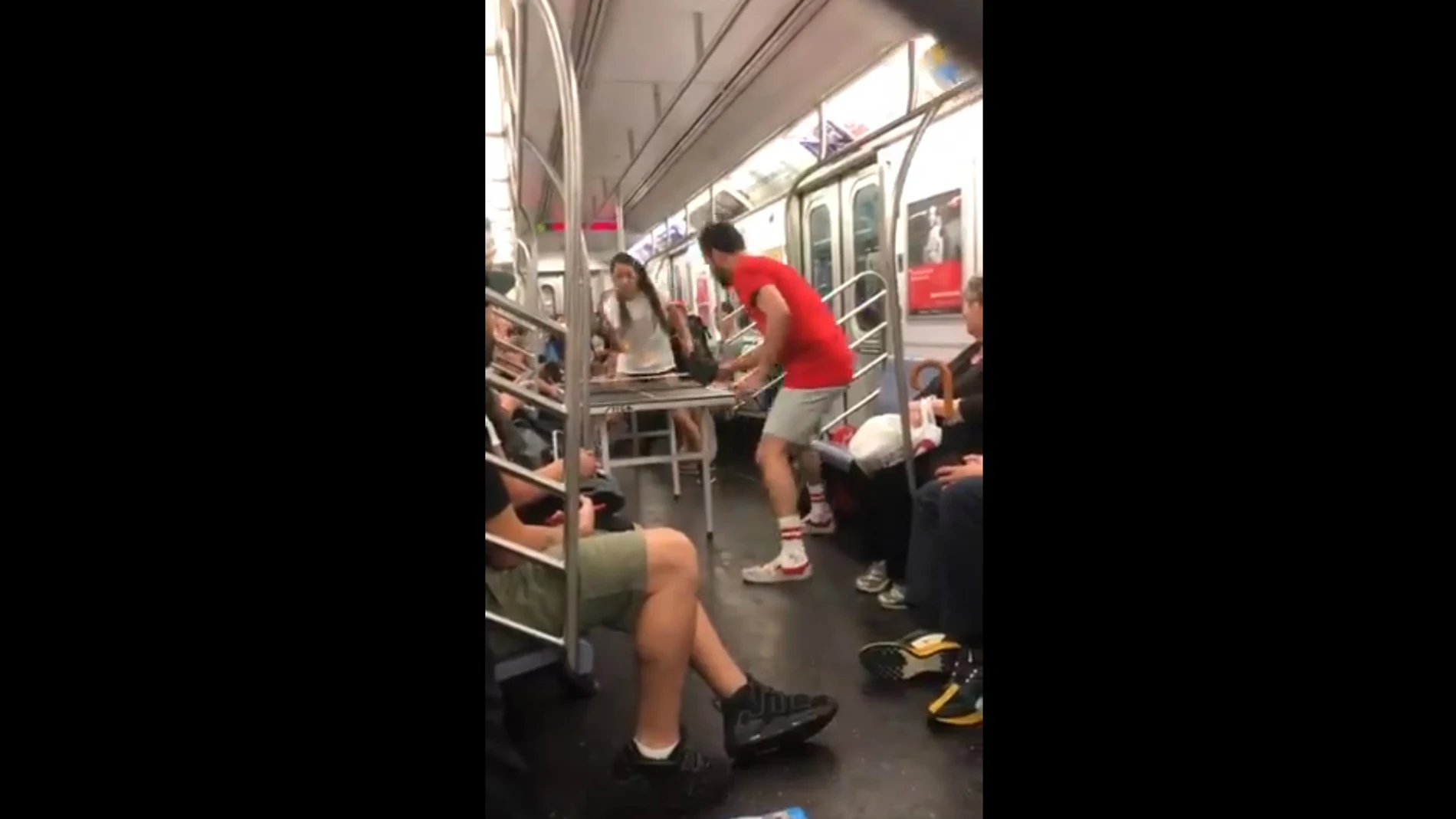 Una pareja jugando al ping pong en el metro Una pareja jugando al ping pong en el metro
