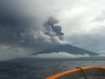 Evacúan a más de 15.000 personas en la isla de Papúa Nueva Guinea por la erupción de dos volcanes Evacúan a más de 15.000 personas en la isla de Papúa Nueva Guinea por la erupción de dos volcanes