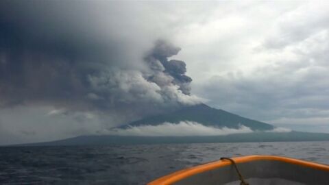 Evac&uacute;an a m&aacute;s de 15.000 personas en la isla de Pap&uacute;a Nueva Guinea por la erupci&oacute;n de dos volcanes