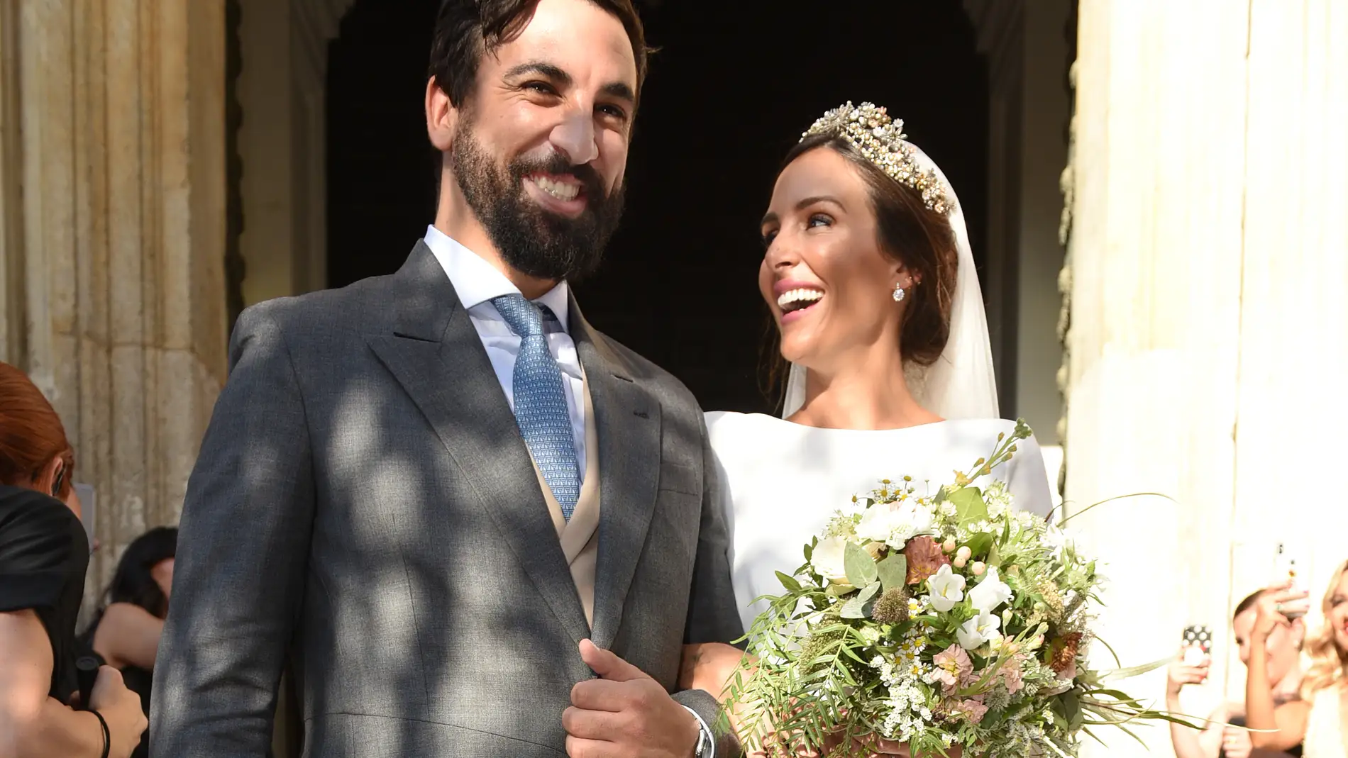 Rocío Osorno y Coco Robatto a la salida de su boda en la catedral de Sevilla 