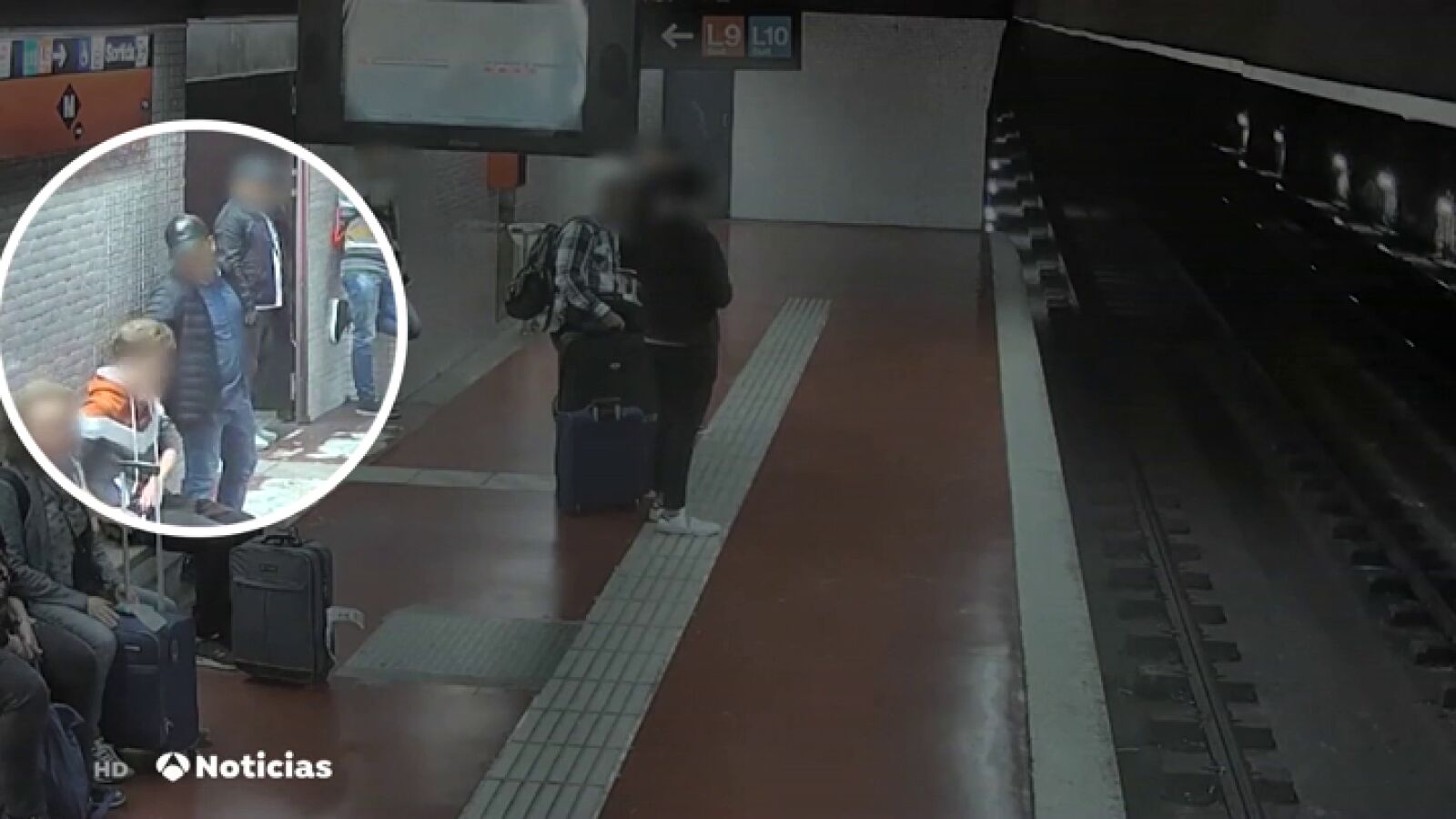 Detenido un grupo criminal que robaba en el metro de Barcelona por el método de la mancha